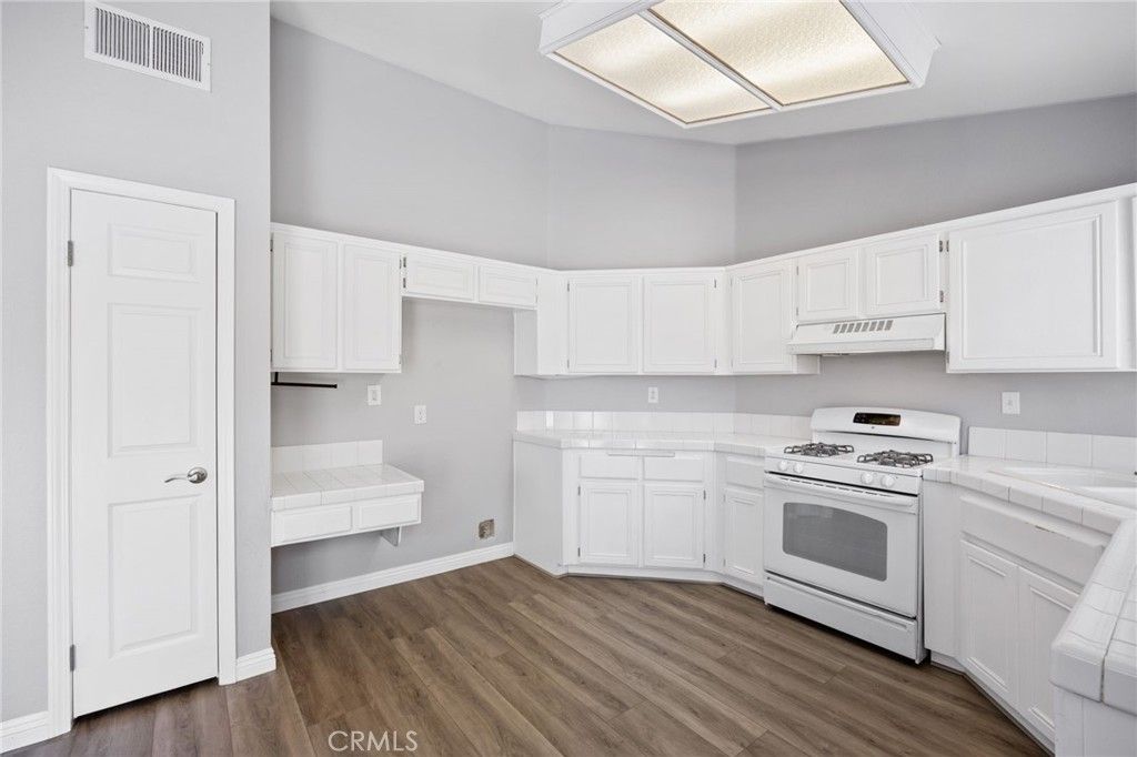 Image 28 of property listing at 830 E Avenue K4, Lancaster, CA 93535