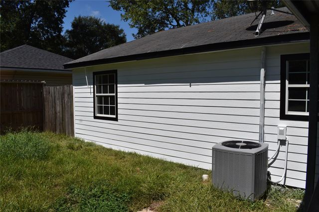 302 Arrowhead Drive, Conroe, TX 77316