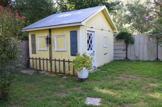 302 Arrowhead Drive, Conroe, TX 77316