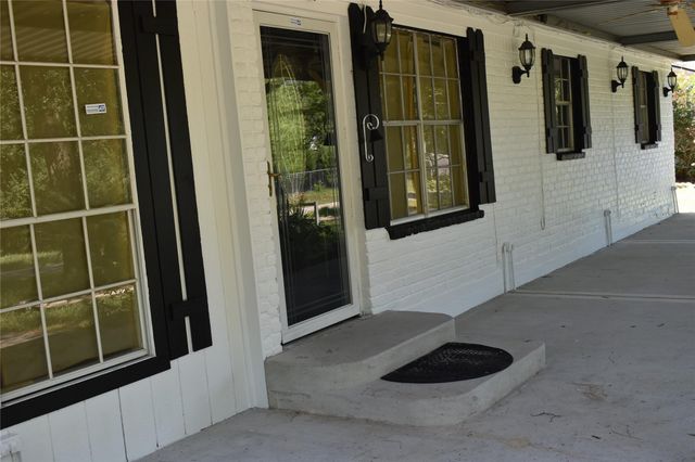 302 Arrowhead Drive, Conroe, TX 77316