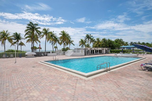 5005 Collins Avenue 424, Miami Beach, FL 33140