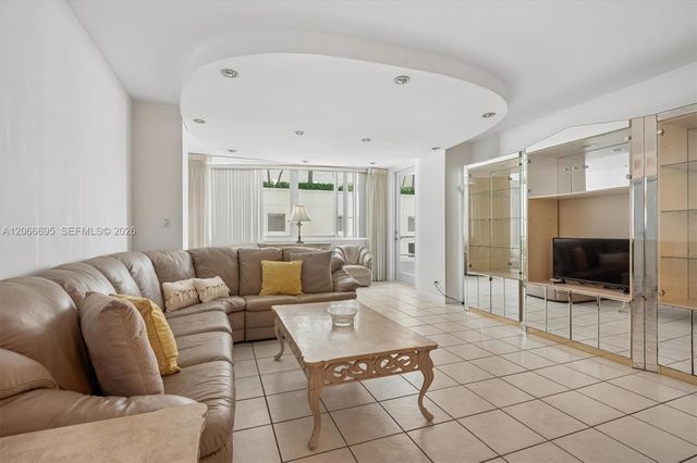 5005 Collins Avenue 424, Miami Beach, FL 33140