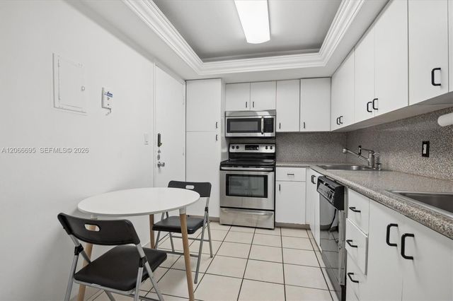 5005 Collins Avenue 424, Miami Beach, FL 33140