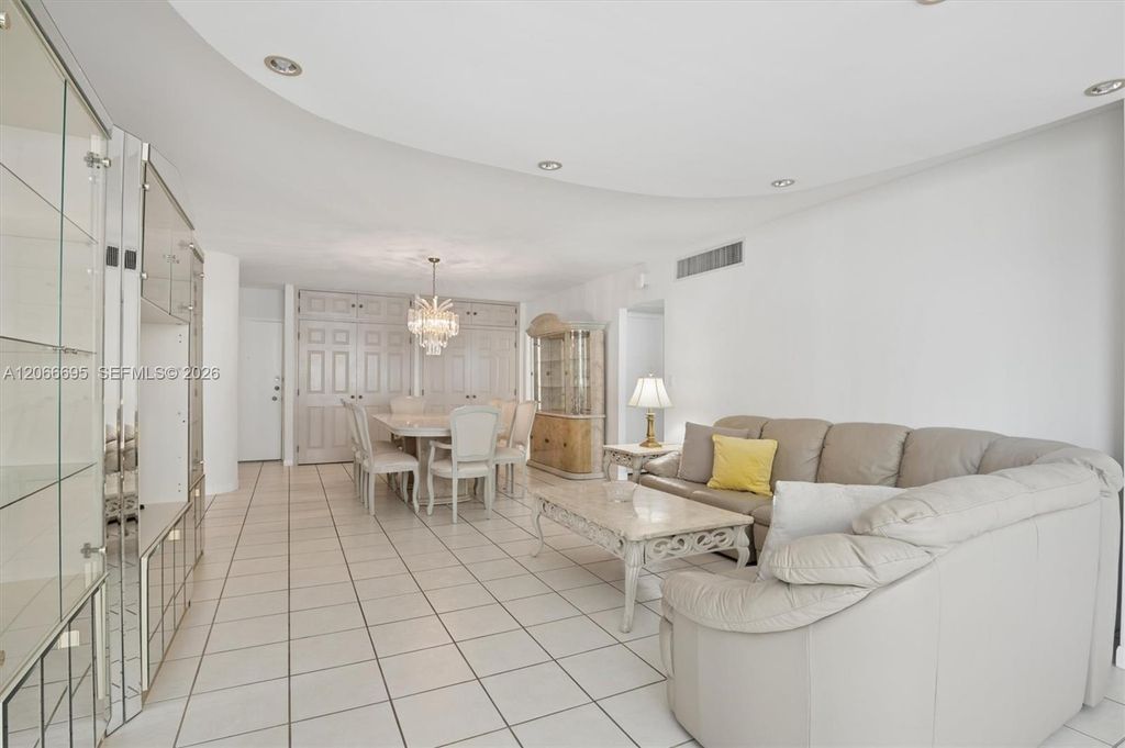 5005 Collins Avenue 424, Miami Beach, FL 33140