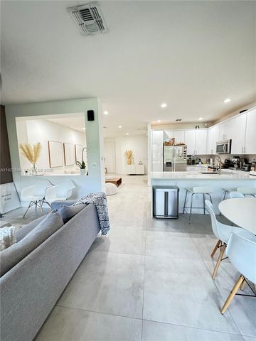 13017 S Riverwalk Cir S, Plantation, FL 33325