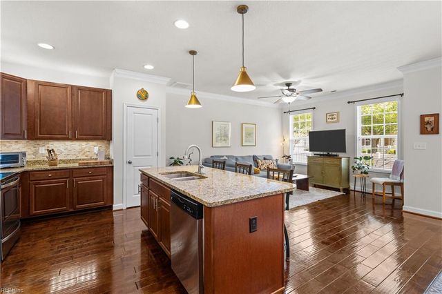 1109 Chatham LN, Chesapeake, VA 23320