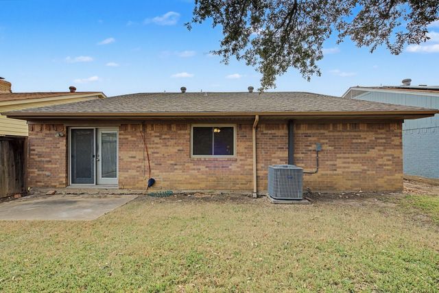2217 Benbrook Drive, Carrollton, TX 75007