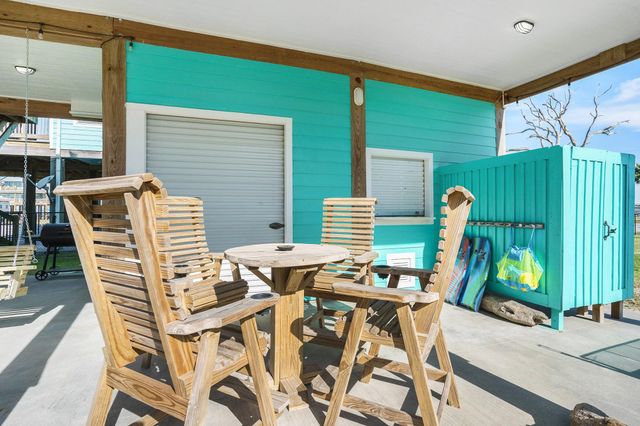 960 B Palmetto Drive, Crystal Beach, TX 77650