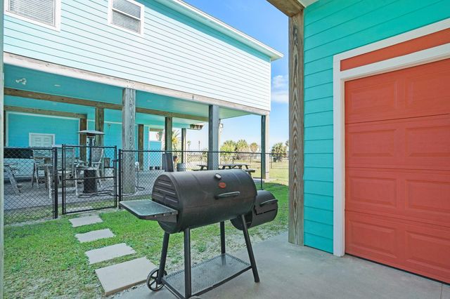 960 B Palmetto Drive, Crystal Beach, TX 77650