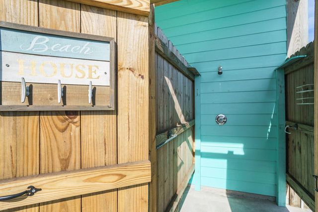 960 B Palmetto Drive, Crystal Beach, TX 77650