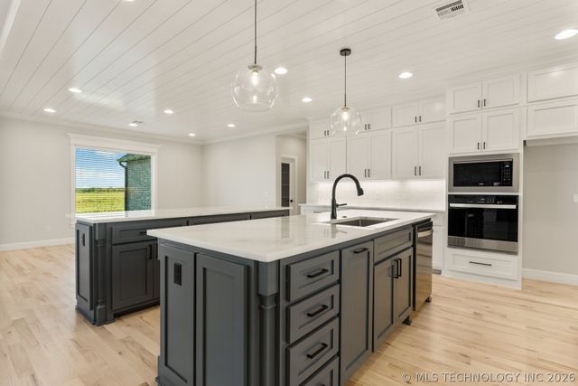 103 W 164th Place S, Glenpool, OK 74033