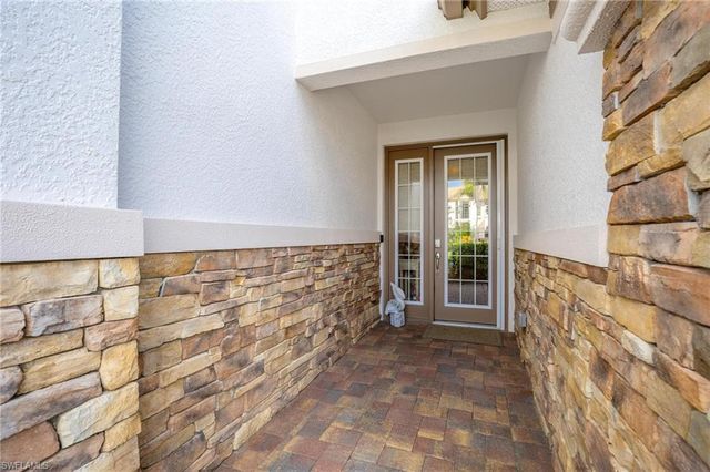 8040 Players Cove DR 102, Naples, FL 34113