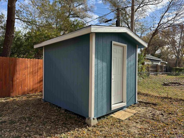 3342 SE Irvingham ST, Topeka, KS 66605