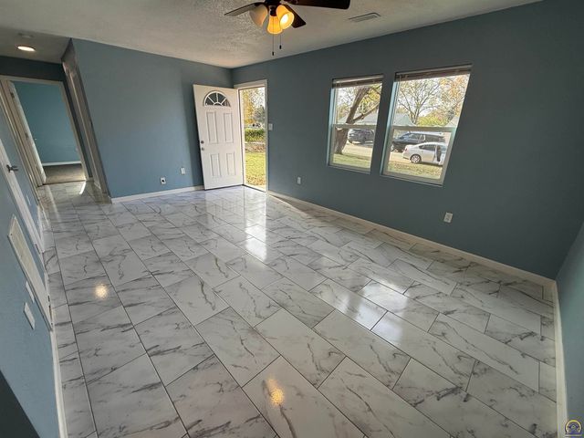 3342 SE Irvingham ST, Topeka, KS 66605