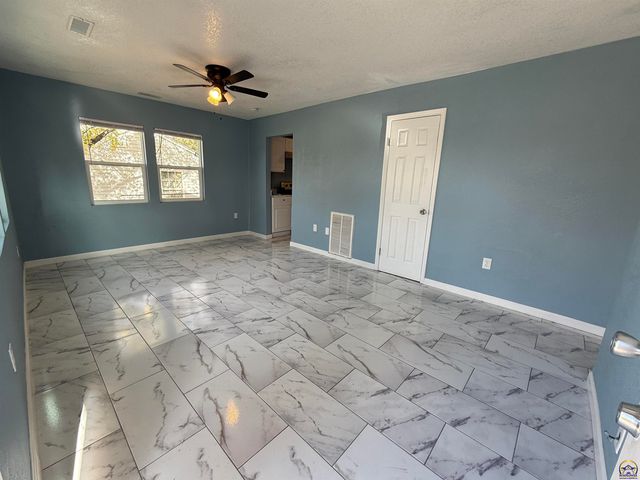 3342 SE Irvingham ST, Topeka, KS 66605