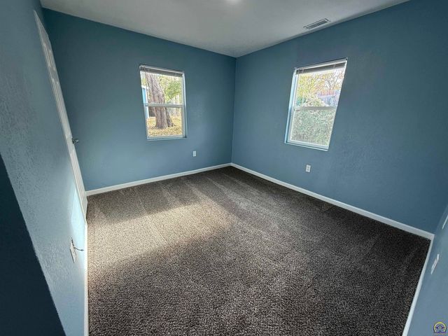 3342 SE Irvingham ST, Topeka, KS 66605