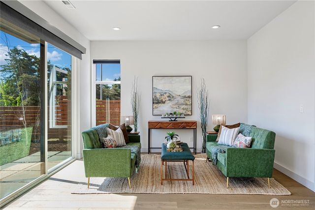 7107 Aurora Avenue N, Seattle, WA 98103