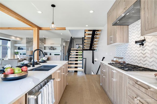7107 Aurora Avenue N, Seattle, WA 98103