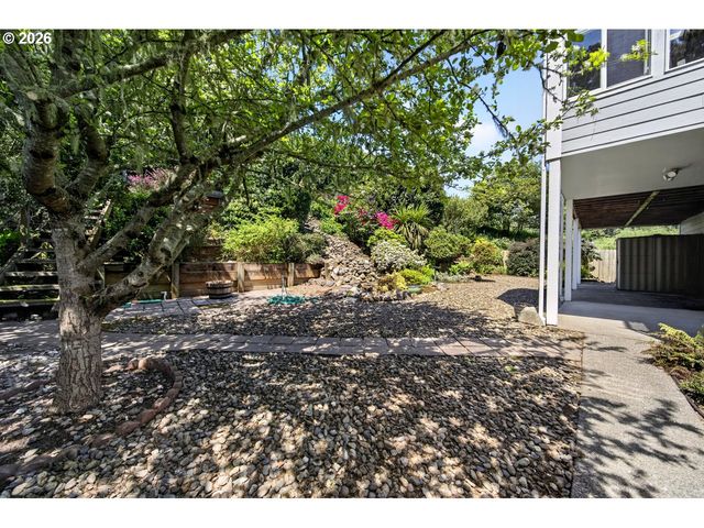 3956 BEACH LOOP Dr Sw, Bandon, OR 97411