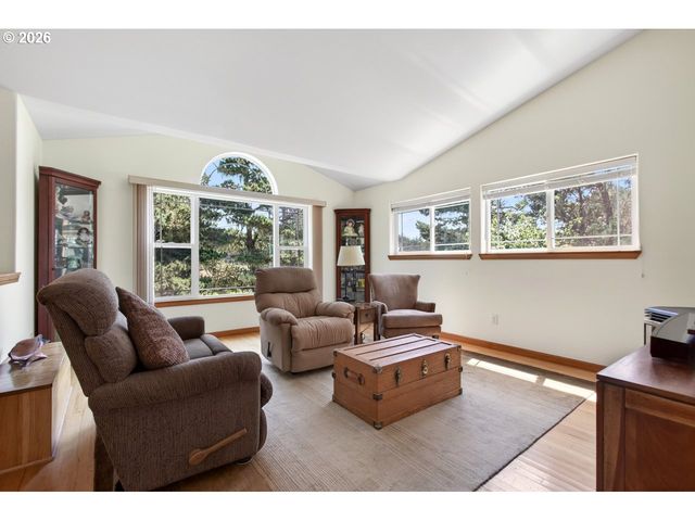 3956 BEACH LOOP Dr Sw, Bandon, OR 97411