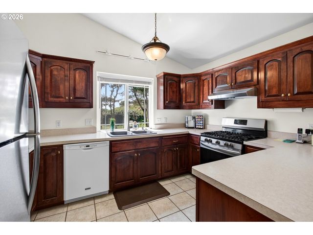 3956 BEACH LOOP Dr Sw, Bandon, OR 97411