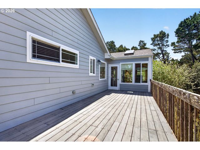 3956 BEACH LOOP Dr Sw, Bandon, OR 97411