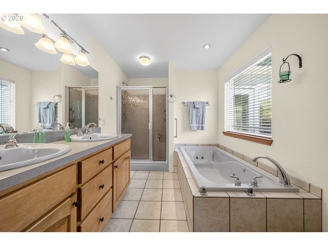 3956 BEACH LOOP Dr Sw, Bandon, OR 97411