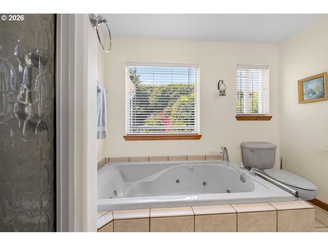 3956 BEACH LOOP Dr Sw, Bandon, OR 97411