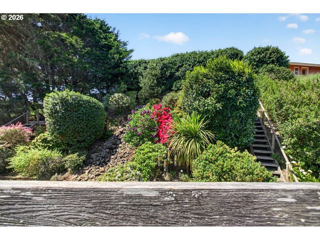 3956 BEACH LOOP Dr Sw, Bandon, OR 97411