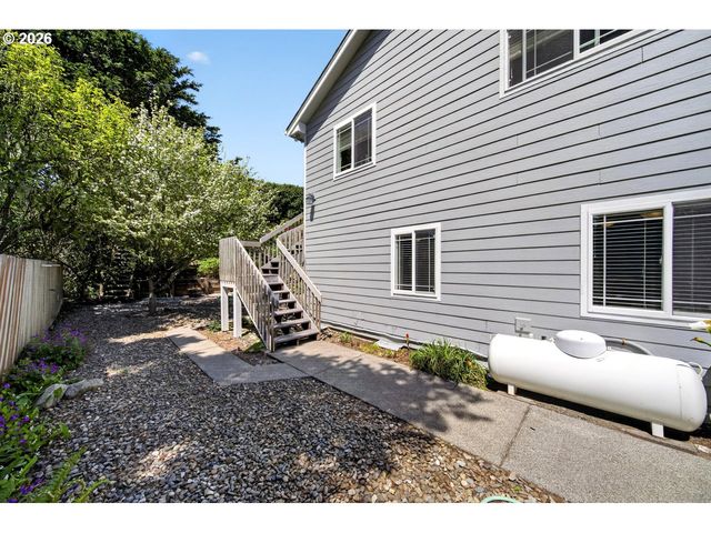 3956 BEACH LOOP Dr Sw, Bandon, OR 97411