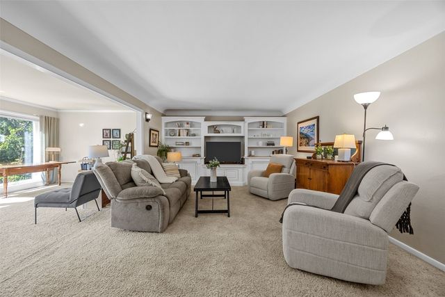 425 Red Fox Road SE, Cedar Rapids, IA 52403