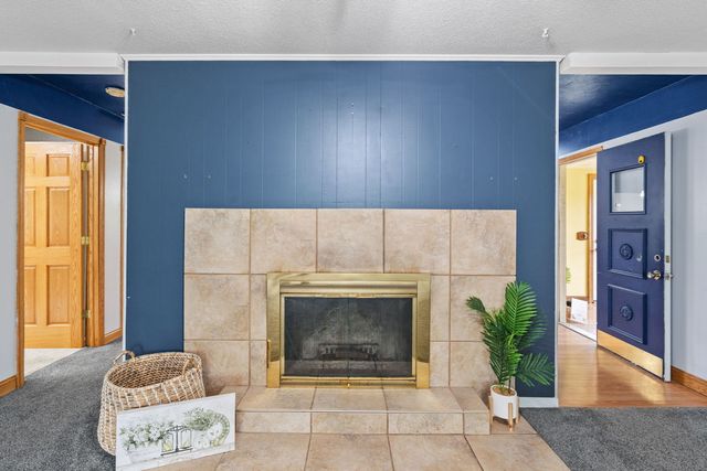 1527 11th Street, Dewitt, IA 52742