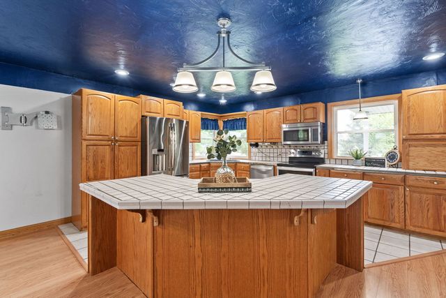 1527 11th Street, Dewitt, IA 52742