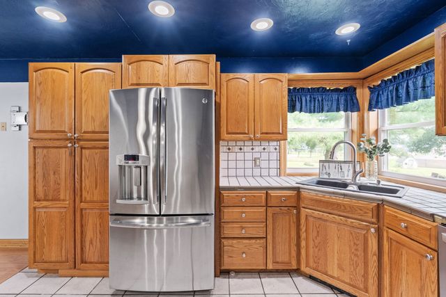 1527 11th Street, Dewitt, IA 52742