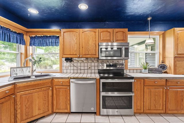 1527 11th Street, Dewitt, IA 52742