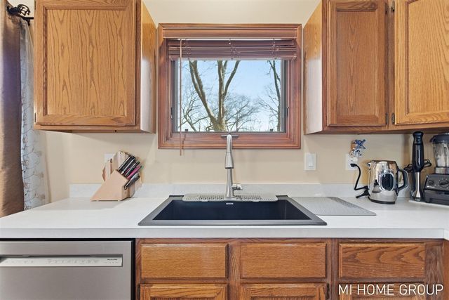 641 Pineview Drive, Holland, MI 49424