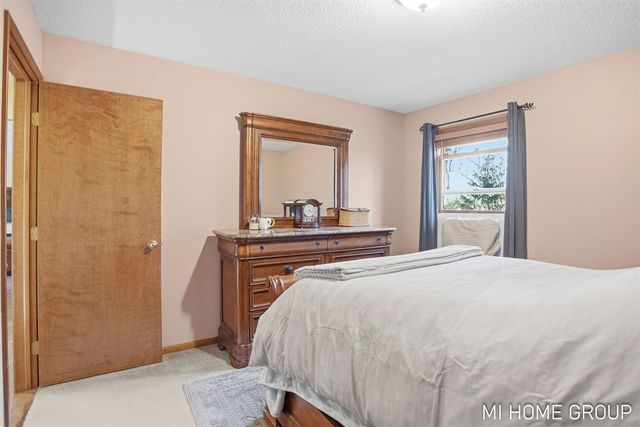 641 Pineview Drive, Holland, MI 49424