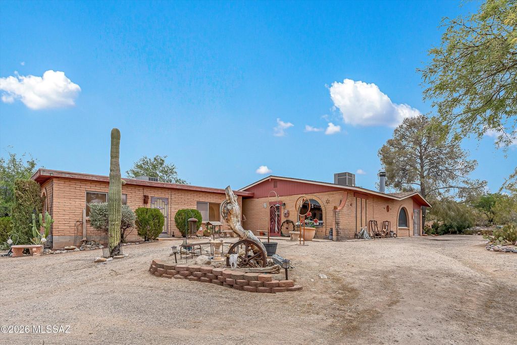Image 1 of property listing at 805 S Avenida Los Reyes, Tucson, AZ 85748