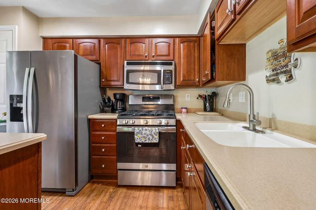 22 New Castle Street, Farmingdale, NJ 07727