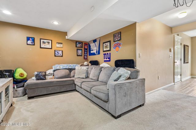 22 New Castle Street, Farmingdale, NJ 07727