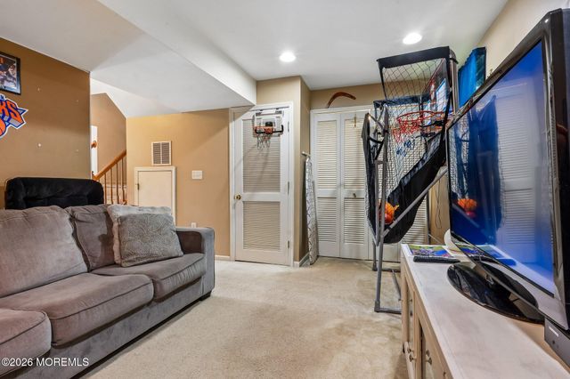 22 New Castle Street, Farmingdale, NJ 07727