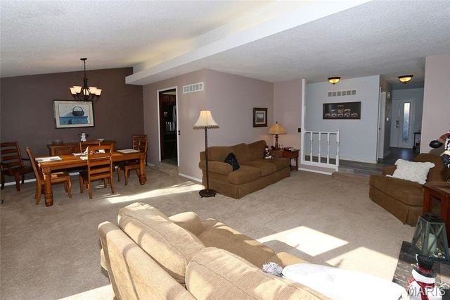 13138 Royal Pines Drive, Maryland Heights, MO 63146