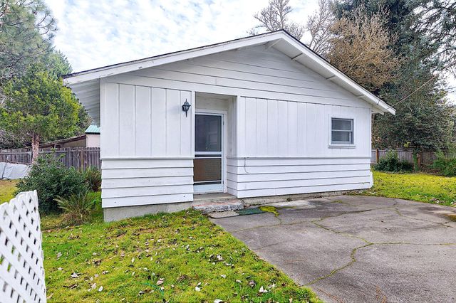 806 SE Grandview Avenue, Grants Pass, OR 97527