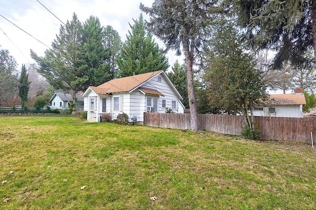 806 SE Grandview Avenue, Grants Pass, OR 97527