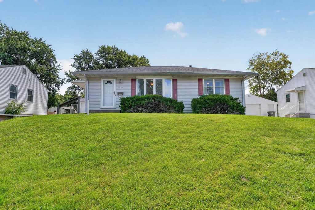 1255 Scott Avenue, Waterloo, IA 50701