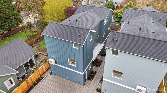 533 B N 70th Street, Seattle, WA 98103