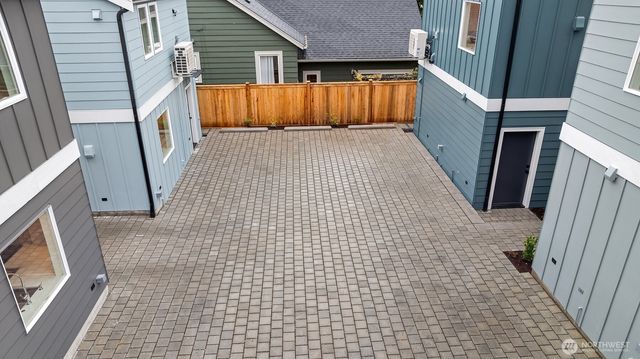 533 B N 70th Street, Seattle, WA 98103