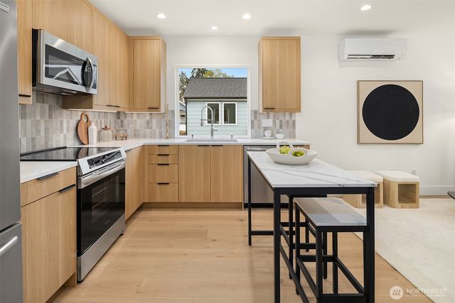 533 B N 70th Street, Seattle, WA 98103