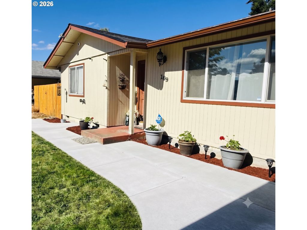 Image 1 of property listing at 109 OAK St, Amity, OR 97101
