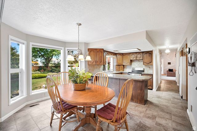 4 ROLLINGWOOD LN, Sandy, UT 84092